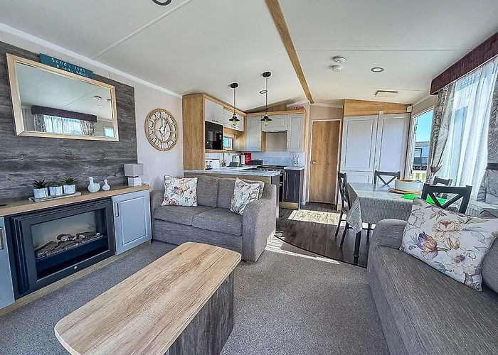Stunning Caravan With Decking, Nearby Hunstanton Beach Ref 23232K