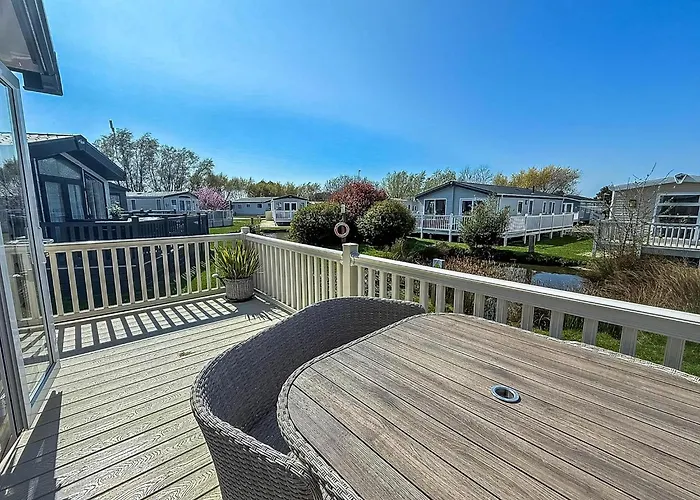 Stunning Caravan With Decking, Nearby Hunstanton Beach Ref 23232K